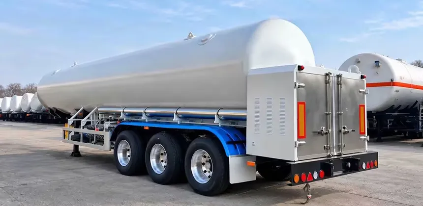 Vacuum-insulated tank on a cryogenic transport trailer